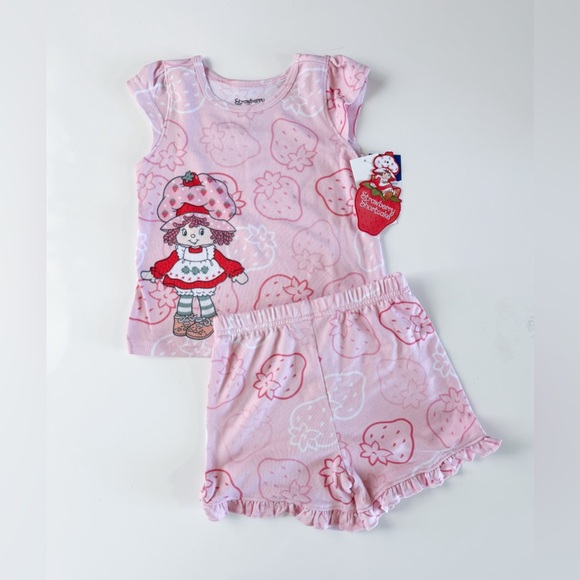 Strawberry Shortcake Blanket and Little Girl Pajama Set - Picture 2 of 5